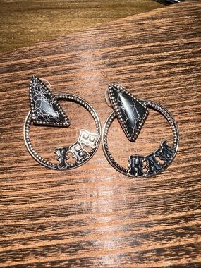 Black Stone Arrow Circle Hoop Earrings
